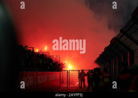 Football Dortmund - Frankfurt, Dortmund 14 février 2020. Fans bengalos BORUSSIA DORTMUND - EINTRACHT FRANKFURT 4-0 - LES RÈGLEMENTS DFL INTERDISENT TOUTE UTILISATION DE PHOTOGRAPHIES comme SÉQUENCES D'IMAGES et/ou QUASI-VIDÉO - 1.German Soccer League , Dortmund, 14 février 2020. Saison 2019/2020, jour du match 22, BVB, © Peter Schatz / Alay Live News Banque D'Images