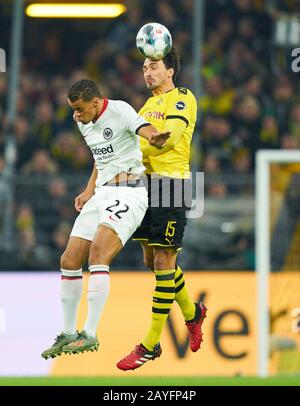 Football Dortmund - Francfort, Dortmund 14 Février 2020. Tapis HUMMELS, BVB 15 rivalisent pour le ballon, s'attaquer, duel, header, zweikampf, action, lutte contre Timothy CHANDLER, FRA 22 BORUSSIA DORTMUND - EINTRACHT FRANKFURT 4-0 - la RÉGLEMENTATION DFL INTERDIT TOUTE UTILISATION DE PHOTOGRAPHIES comme SÉQUENCES D'IMAGES et/ou QUASI-VIDÉO - 1.German Soccer League , Dortmund, 14 février 2020. Saison 2019/2020, jour du match 22, BVB, © Peter Schatz / Alay Live News Banque D'Images