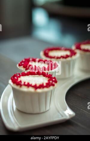 Belle tasse de gâteaux fleurs de crème de beurre, en rouge et rose. Idéal pour l'anniversaire, l'anniversaire, la Saint-Valentin et les fêtes. Foyer sélectif Banque D'Images