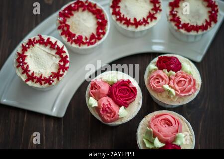 Belle tasse de gâteaux fleurs de crème de beurre, en rouge et rose. Idéal pour l'anniversaire, l'anniversaire, la Saint-Valentin et les fêtes. Foyer sélectif Banque D'Images