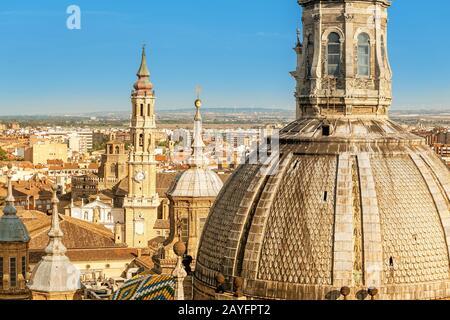 Vue panoramique aérien sur les toits et les flèches de la basilique Notre Dame del Pilar au coucher du soleil dans la ville de Saragosse en Espagne Banque D'Images