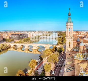 Vue aérienne sur la ville de Saragosse depuis la tour de la basilique Notre-Dame-Pilar et la rivière Ebro en Espagne Banque D'Images