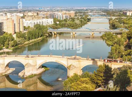 Vue aérienne sur la ville sur la rivière Ebro avec des ponts , depuis la tour de la cathédrale Del Pilar Banque D'Images