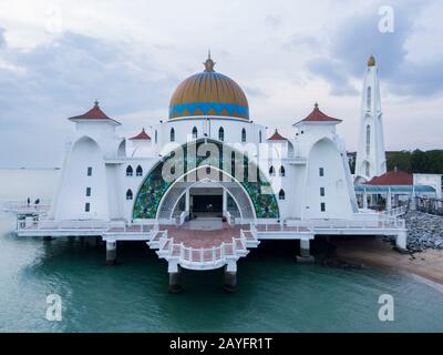 Vue aérienne de Masjid Selat Melaka, Mosquée de Melaka sur une île artificielle sur le détroit de Melaka. Banque D'Images