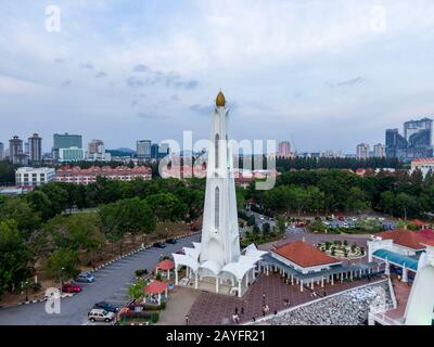 Vue aérienne de Masjid Selat Melaka, Mosquée de Melaka sur une île artificielle sur le détroit de Melaka. Banque D'Images