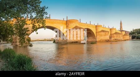 Pont Piedra Stone sur la rivière Ebro à Zaragoza. Aragon, Espagne Banque D'Images