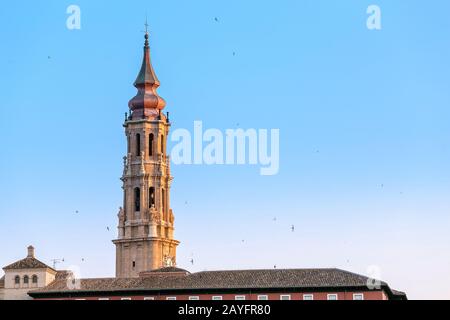 Célèbre tour de la cathédrale de la Seo San Salvador à Saragosse, Espagne Banque D'Images