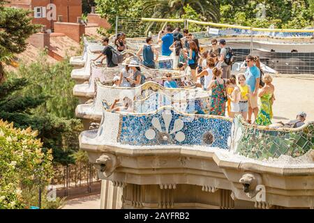 Barcelone, ESPAGNE - 11 JUILLET 2018 : foules de touristes au célèbre parc Guell à Barcelone, site touristique Banque D'Images