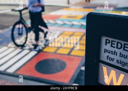 Colorful Crossing à Southwark Street, Londres Banque D'Images