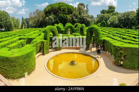 Barcelone, ESPAGNE - 11 JUILLET 2018: Parc et jardin avec labyrinthe de labyrinthe de labyrinthe à Barcelone Espagne en été Banque D'Images