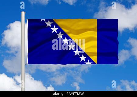 Drapeau de Bosnie-Herzégovine devant ciel bleu nuageux, Bosnie-Herzégovine Banque D'Images