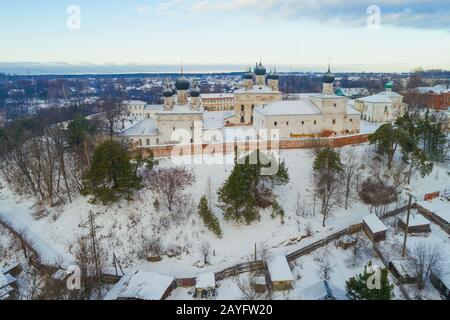 Monastère de la Sainte Trinité Makaryevo-Unzhensky le jour de janvier (fusillade d'un quadricoptère). Makaryev. Région de Kostroma, Russie Banque D'Images