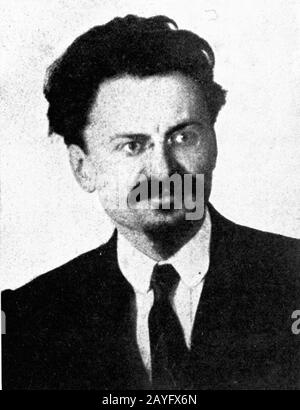 Léon Trotsky est né Lév Davidovich Bronstein, un révolutionnaire communiste qui fut l'un des sept membres du premier Politburo, fondé en 1917 pour gérer la Révolution bolchevique. Il a été expulsé du Parti communiste en novembre 1927 et assassiné à Mexico par Ramón Mercader, un agent NKVD d'origine espagnole qui meurt le 21 août 1940. Photo d'un magazine vers 1917 Banque D'Images