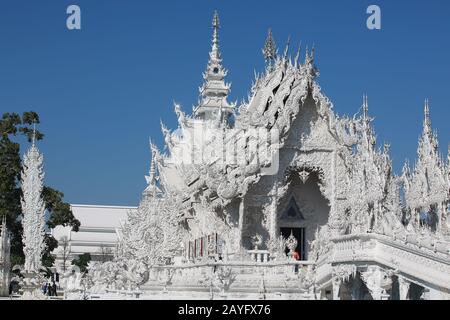 l'extérieur du temple à wat rong khun ou soi-disant temple blanc à chiang mai Banque D'Images