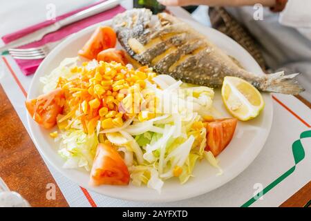 Poisson dorada grillé avec légumes sur la plaque Banque D'Images