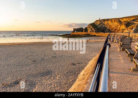 Plage de Portreath au cours d'une chaude soirée de juillet - Portreath, nord de Cornwall, Royaume-Uni. Banque D'Images