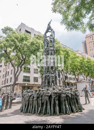 15 JUILLET 2018, TARRAGONA, ESPAGNE : la statue des Castellers célèbre les callères des colles sur la rue Tarragona Banque D'Images