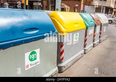 15 JUILLET 2018, TARRAGONA, ESPAGNE: Un groupe de poubelles sur le côté de la route Banque D'Images