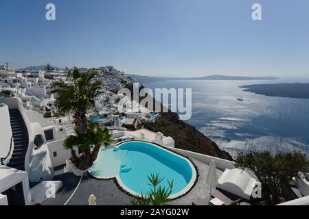 Vue panoramique sur Fira, avec piscine de l'hôtel sur le devant, Stantorini. Grèce Banque D'Images