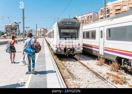 17 JUILLET 2018, TARRAGONA, ESPAGNE: Passagers attendant d'arriver en train à la gare Banque D'Images