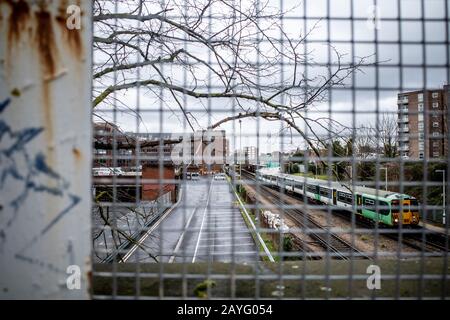 Un train Sud quitte la gare de Wallington, dans le sud-ouest de Londres, vue depuis un pont ferroviaire. Banque D'Images