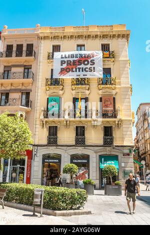 17 JUILLET 2018, REUS, ESPAGNE: Llibertat Presos Politics (liberté pour Les Prisonniers politiques) bannière sur un balcon typiquement catalan Banque D'Images