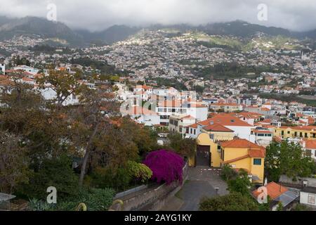 Ville de Funchal ville et villages dans les montagnes couvertes de nuages, photo de Funchal Madeira Portugal. Banque D'Images