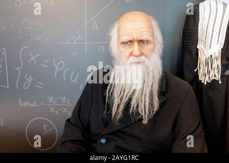28 JUILLET 2018, BARCELONE, ESPAGNE : la figure de cire de Mendeleev dans le musée scientifique Cosmocaixa Banque D'Images