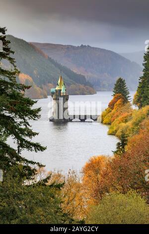 La Tour De Chaînage Sur Le Lac De Vyrnwy Dans Le Nord Du Pays De Galles. Banque D'Images