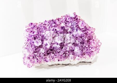 cristaux d'amethyst sur fond blanc Banque D'Images