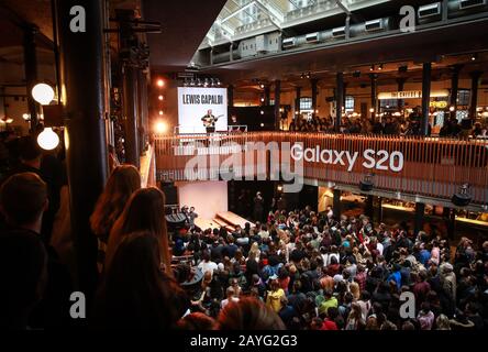 Lewis Capaldi, lauréat du prix Brit, surprend les passants avec un concert de 30 minutes pour marquer le lancement de la gamme de téléphones Samsung Galaxy S20 à Seven Dials à Covent Garden, Londres. Photo PA. Date de la photo: Samedi 15 février 2020. Le concert pop-up a été filmé à l'aide des téléphones et diffusé en direct sur des écrans numériques autour de Londres. Le faiseur de hitmaker écossais exécutant ses chansons les plus célèbres, y compris quelqu'un que vous aimiez, des contusions et son récent numéro 1 single, avant de partir. Le crédit photo devrait se lire: Matt Alexander/PA fil Banque D'Images