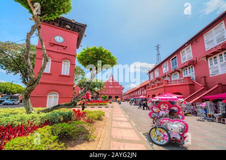 Malaca, Malaisie - 22 février 2018 : vue panoramique de l'église Christ Malacca et de la place néerlandaise. Il a été classé comme site du patrimoine mondial de l'UNESCO Sin Banque D'Images