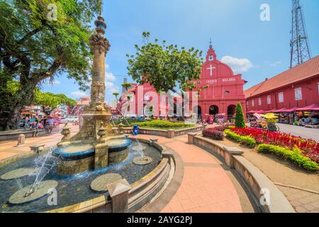 Malaca, Malaisie - 22 février 2018 : vue panoramique de l'église Christ Malacca et de la place néerlandaise. Il a été classé comme site du patrimoine mondial de l'UNESCO Sin Banque D'Images