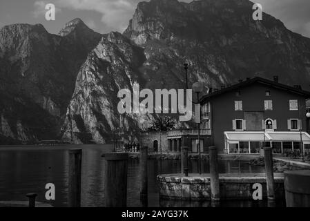 Vues de Torbole, sur le lac de Garde, dans le nord de l'Italie. Banque D'Images