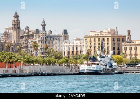 29 JUILLET 2018, BACELONA, ESPAGNE : bateaux et bateaux dans le port maritime de Barcelone Banque D'Images