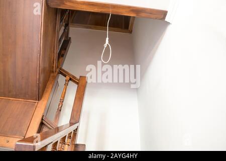 Boucle pendante du deuxième étage d'une maison de campagne. Gpermet fait sur un escalier en bois. Le concept de désespoir et de suicide. Banque D'Images