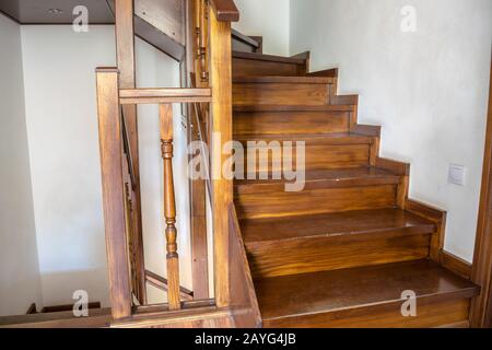 Un escalier en bois au deuxième étage se trouve dans une maison de campagne. Banque D'Images