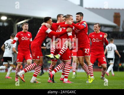 Craven Cottage, Londres, Royaume-Uni. 15 février 2020. Championnat d'anglais de football, Fulham contre Barnsley; Cauley Woodrow de Barnsley célèbre après avoir marqué ses côtés premier but à la 28ème minute d'une pénalité pour le faire 0-1 avec ses coéquipiers crédit: Action plus Sports Images/Alay Live News crédit: Action plus Sports/Alay Live News Banque D'Images