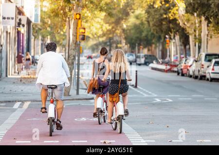 29 JUILLET 2018, BARCELONE, ESPAGNE : cyclistes traversant l'intersection de la route. Vélo comme transport urbain Banque D'Images