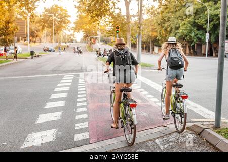 29 JUILLET 2018, BARCELONE, ESPAGNE : cyclistes traversant l'intersection de la route. Vélo comme transport urbain Banque D'Images