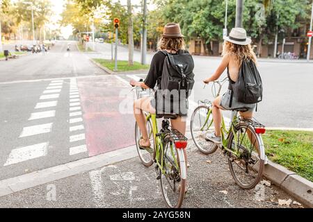 29 JUILLET 2018, BARCELONE, ESPAGNE : cyclistes traversant l'intersection de la route. Vélo comme transport urbain Banque D'Images