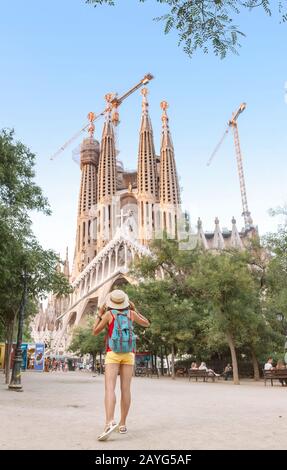 29 JUILLET 2018, BARCELONE, ESPAGNE : vue sur l'architecture de la Sagrada Familia depuis la rue de la ville Banque D'Images