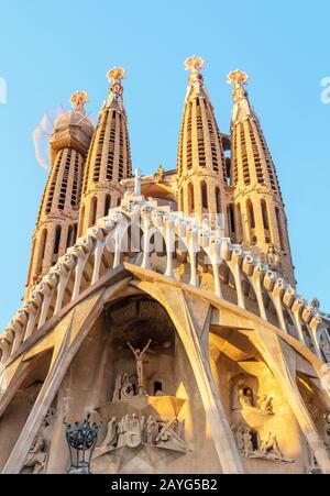 29 JUILLET 2018, BARCELONE, ESPAGNE : vue sur l'architecture de la Sagrada Familia depuis la rue de la ville Banque D'Images