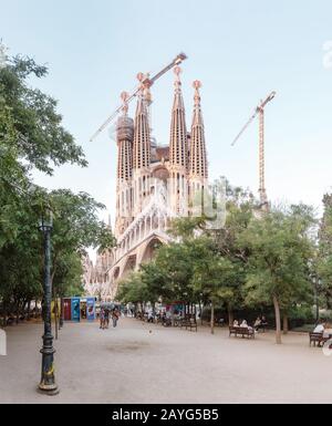 29 JUILLET 2018, BARCELONE, ESPAGNE : vue sur l'architecture de la Sagrada Familia depuis la rue de la ville Banque D'Images