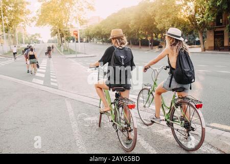 29 JUILLET 2018, BARCELONE, ESPAGNE : cyclistes traversant l'intersection de la route. Vélo comme transport urbain Banque D'Images