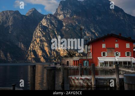 Vues de Torbole, sur le lac de Garde, dans le nord de l'Italie. Banque D'Images