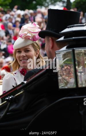 Royal Ascot Ladies Day, Hippodrome D'Ascot, Royaume-Uni. 20 juin 2019. L'automne Phillips arrive en calèche dans la procession royale à l'Ascot Royal avec son mari Peter Phillips. Crédit : Maureen Mclean/Alay Banque D'Images
