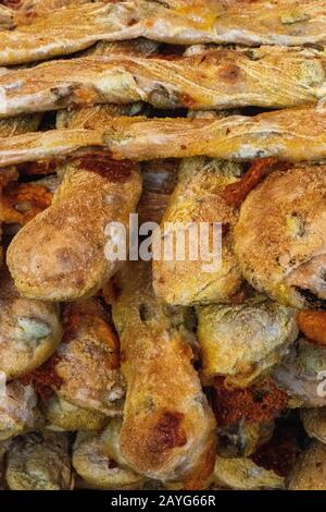 pain fraîchement cuit dans une boulangerie artisanale du marché de l'arrondissement, au centre de londres, au royaume-uni. Banque D'Images