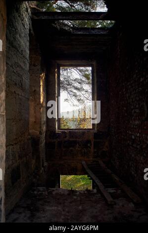 Tbilissi, Géorgie 27 octobre 2019 - ancien hôtel de villégiature abandonné à Borjomi, Géorgie. Feuilles d'automne dorées et magnifiques paysages autour. Banque D'Images