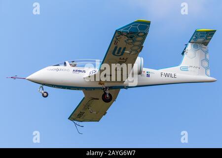 Farnborough, Royaume-Uni - 15 juillet 2014 : Airbus pilote l'E-Fan au salon international Farnborough, un prototype d'avion tout-électrique utilisé comme démon technologique Banque D'Images